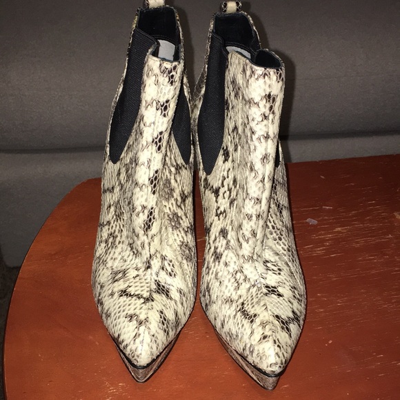 MICHAEL KORS NWT PYTHON REAL LEATHER PLATFORM BOOTIES SIZE 9.5 - Picture 4 of 12